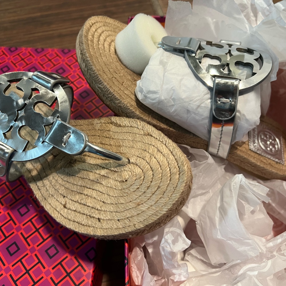 New In Box Tory Burch Silver Sandal Size 6